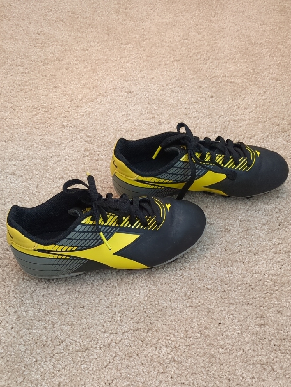 Diadora Kids Black and Yellow Soccer Cleats